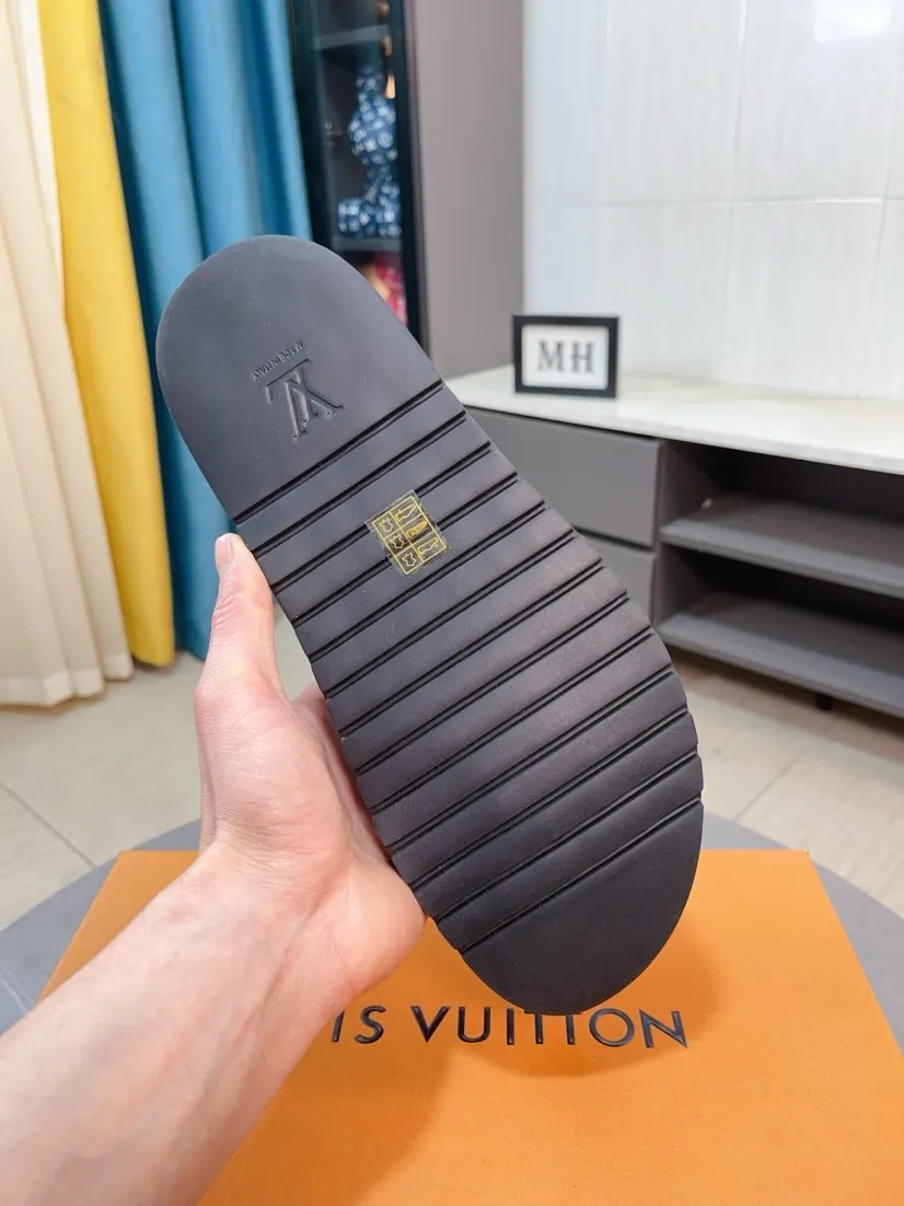 Men's shoes 💰360🌹🌹 (lv-Louis Vuitton) new men's sandals, high-end boutique, exquisite embossed logo decoration on the upper, fine workmanship, super soft soles, casual, loose and comfortable, a must-have in summer! \nsize：38-44